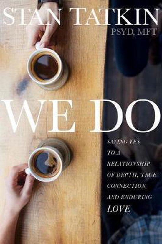 Boek "WE DO" van Stan Tatkin met twee koppen koffie op een houten tafel.