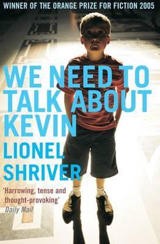 Boekomslag van 'We Need To Talk About Kevin' met een jongen in gestreept shirt en korte broek.