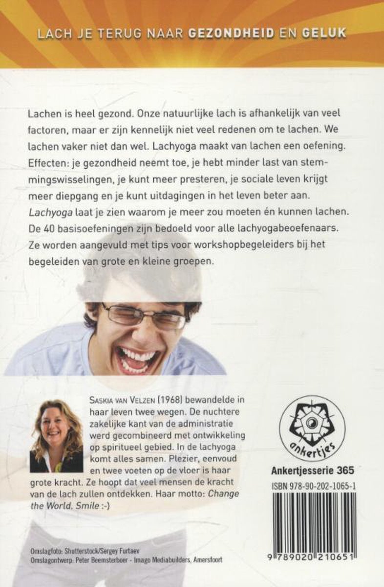 Man lacht hard, houdt hand op buik. Titel: Lach je terug naar gezondheid en geluk. Achterkant boek.