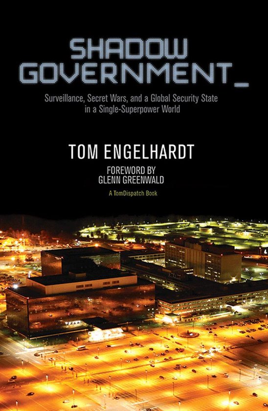 Couverture de livre avec le titre "SHADOW GOVERNMENT" en lettres pixellisées. Le sous-titre est "Surveillance, Secret Wars, and a Global Security State in a Single-Superpower World". Une photo d'un grand complexe de bâtiments éclairé la nuit.