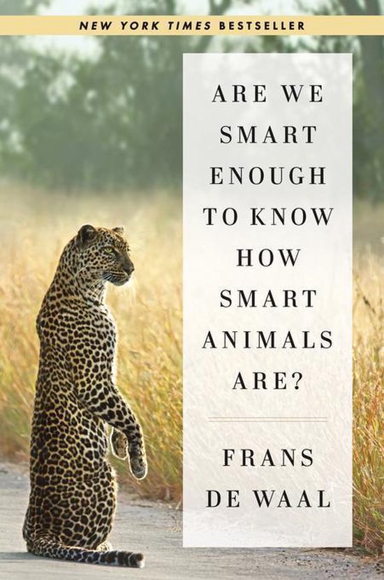 Een luipaard staat op zijn achterpoten op een stoffen weg, met op de achtergrond hoog gras. De tekst 'Are We Smart Enough to Know How Smart Animals Are?' en 'Frans de Waal' staat op een witte strook.