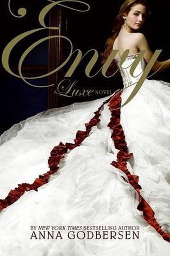 Boekcover van Envy, een Luxe roman. Een jonge vrouw in een witte baljurk met rode strikken.