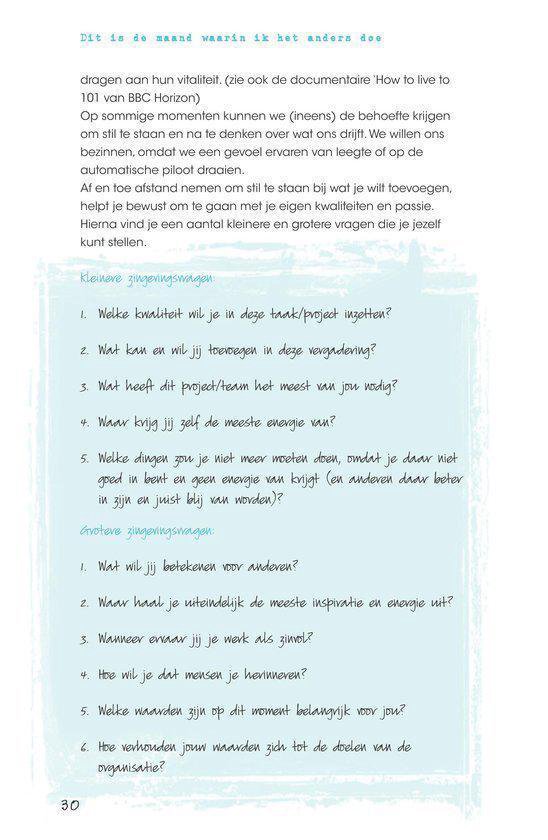 Pagina uit een boek met de titel 'Dit is de maand waarin ik het anders doe' en lijsten met vragen over zingeving.