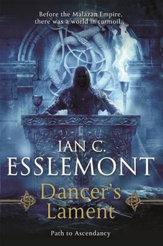 Boek 'Dancer's Lament' van Ian C. Esslemont. Een figuur staat achter een altaar in een donkere, rokerige omgeving. Tekst: 'Before the Malazan Empire, there was a world in turmoil...' en 'Path to Ascendancy'.