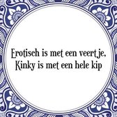 Tegeltje met Spreuk (Tegeltjeswijsheid): Erotisch is met een veertje, Kinky is met een hele kip + Kado verpakking & Plakhanger