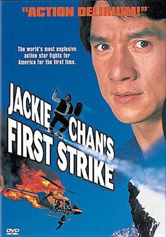 Jackie Chan springt van een helikopter met vlammen, met de tekst "ACTION DELIRIUM!" en "JACKIE CHAN'S FIRST STRIKE".