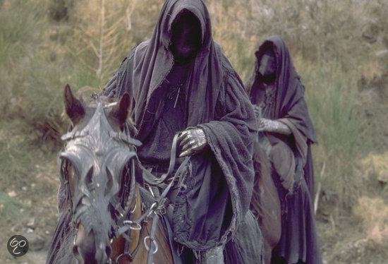 Twee figuren in zwarte, met capuchon bedekte gewaden, waarvan één te paard zit, in een dorre omgeving.