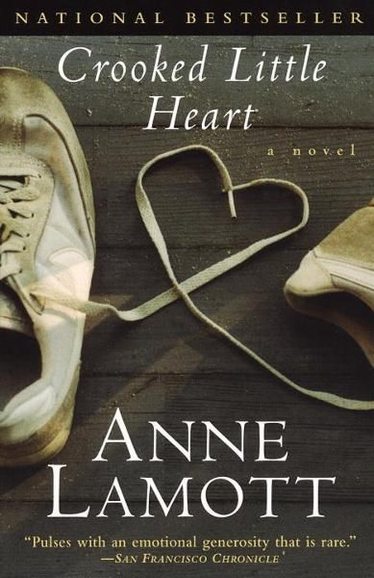 De cover van het boek 'Crooked Little Heart' van Anne Lamott, met een schoenveter gevormd als een hart tussen twee schoenen.