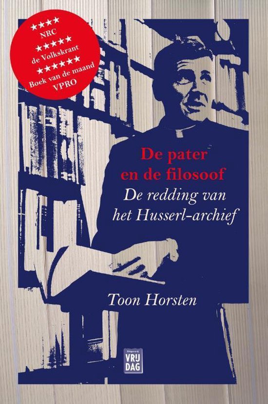 Boek "De pater en de filosoof" met een afbeelding van een man in priesterlijke kledij die tussen boeken staat. De titel is in rode letters.
