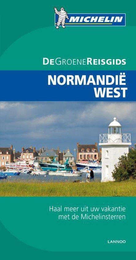 Voorzijde van 'De Groene Reisgids - Normandië West'. Een vuurtoren, boten en gebouwen in een haven. Titel: NORMANDIE WEST.
