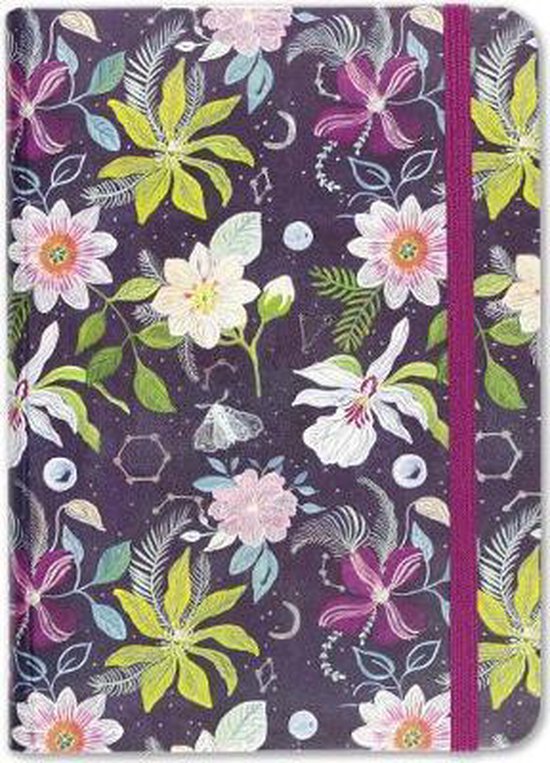Een notitieboek met een donkere, bloemenprint van de 'Celestial Garden'-collectie. Heeft een roze elastieken sluiting.