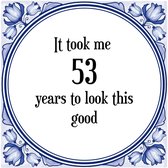 Verjaardag Tegeltje met Spreuk (53 jaar: It took me 53 years to look this good + cadeau verpakking & plakhanger