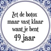 Verjaardag Tegeltje met Spreuk (49 jaar: Zet de botox maar vast klaar, want je bent 49 jaar + cadeau verpakking & plakhanger