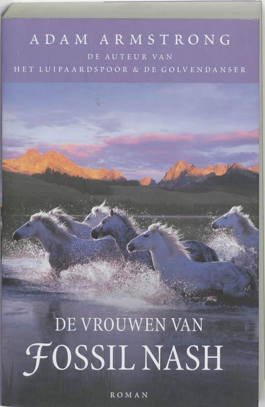 Boekcover 'De Vrouwen Van Fossil Nash'. Vier witte paarden rennen door het water. Zonsondergang met bergen op de achtergrond.