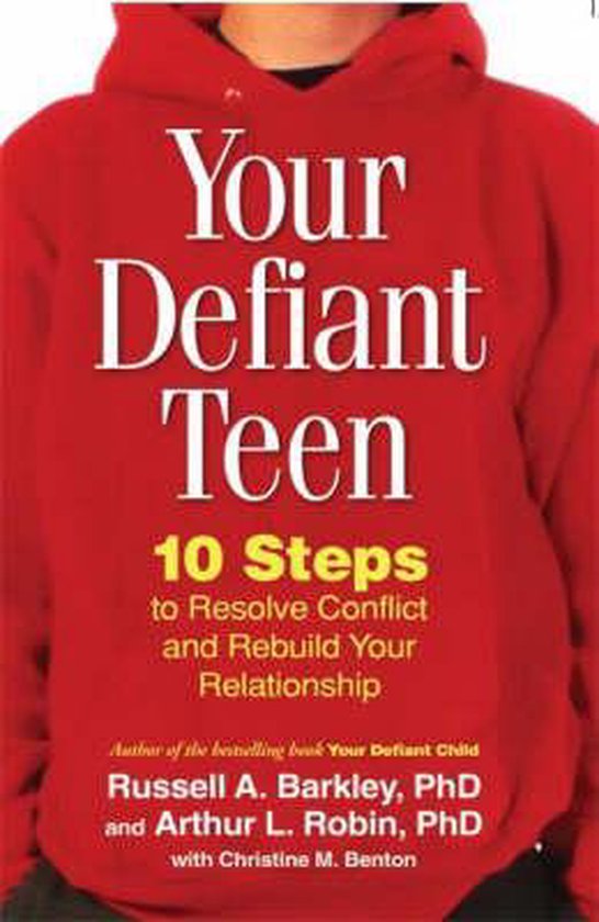 Boek "Your Defiant Teen" met de ondertitel "10 Steps to Resolve Conflict and Rebuild Your Relationship" op een rode hoodie.