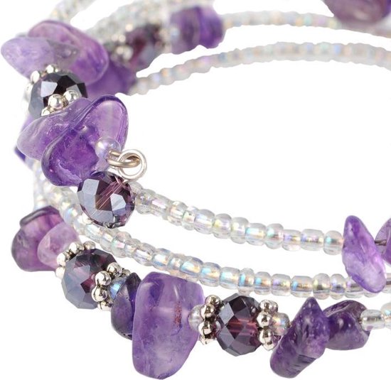 Paarse amethist edelsteen wrap armband met kleine heldere en paarse kraaltjes, zilverkleurige accenten.
