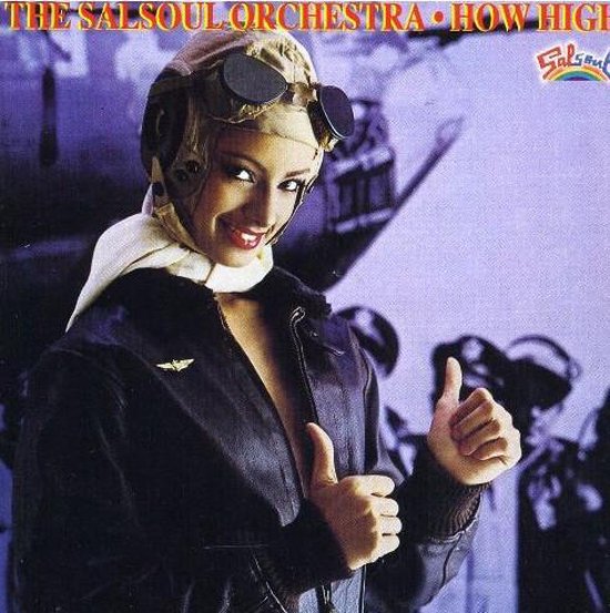 Vrouw in pilotenjas en -bril, duimen omhoog. Tekst: THE SALSoul ORCHESTRA ● HOW HIGH
