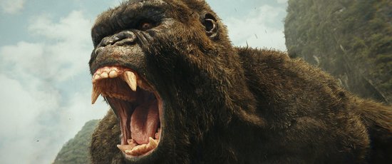 Close-up van het gezicht van Kong, de gorillakoning, met zijn bek open en grote slagtanden.