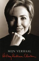 Portret van Hillary Rodham Clinton, met haar kin op haar hand, lachend. "MIJN VERHAAL" staat in grote letters.