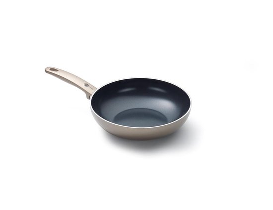 Bronzen wokpan met grijs interieur, geïsoleerd op een witte achtergrond.