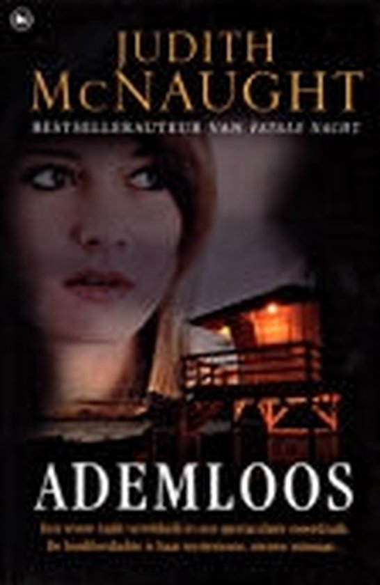 Boekomslag van 'Ademloos' van Judith McNaught, met een close-up van een vrouw en een strandwachttoren bij nacht.