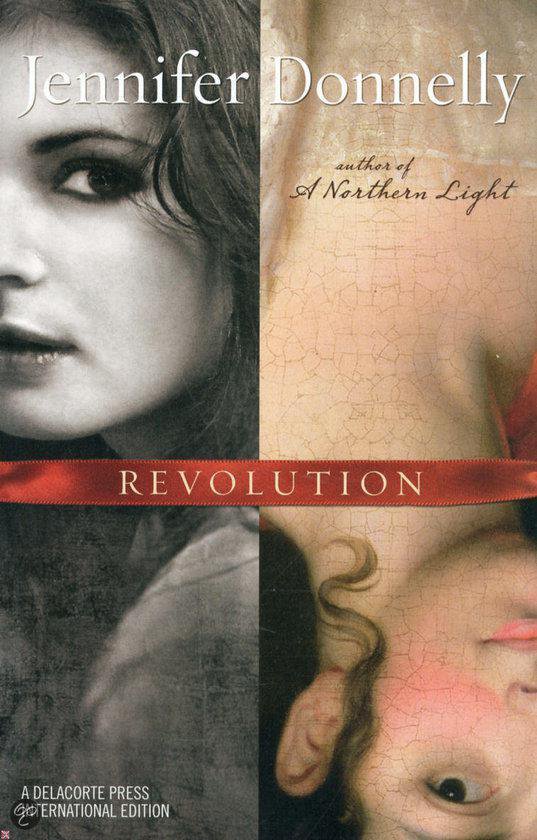 Boekomslag met vier panelen: close-up van een vrouwengezicht, tekst 'Jennifer Donnelly author of A Northern Light', rood lint met 'REVOLUTION', en een omgedraaid kindergezicht.