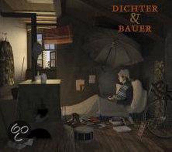 Een oude zolderkamer met bed, tafel, kleding en een persoon zittend in een stoel. De tekst Dichter & Bauer staat bovenaan.