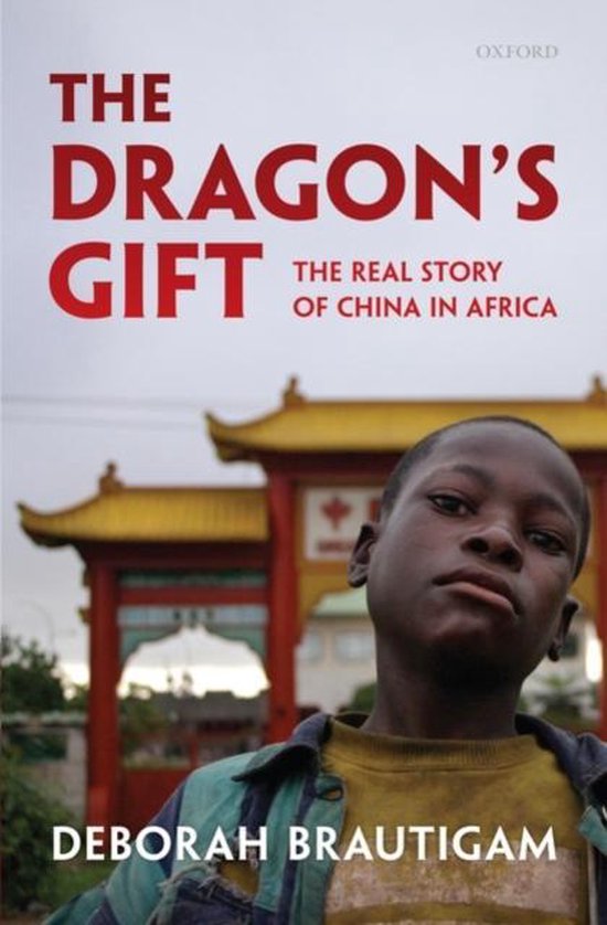 La couverture du livre 'The Dragon's Gift: The Real Story of China in Africa' montre un garçon avec la tête baissée et un fond jaune avec une porte chinoise.