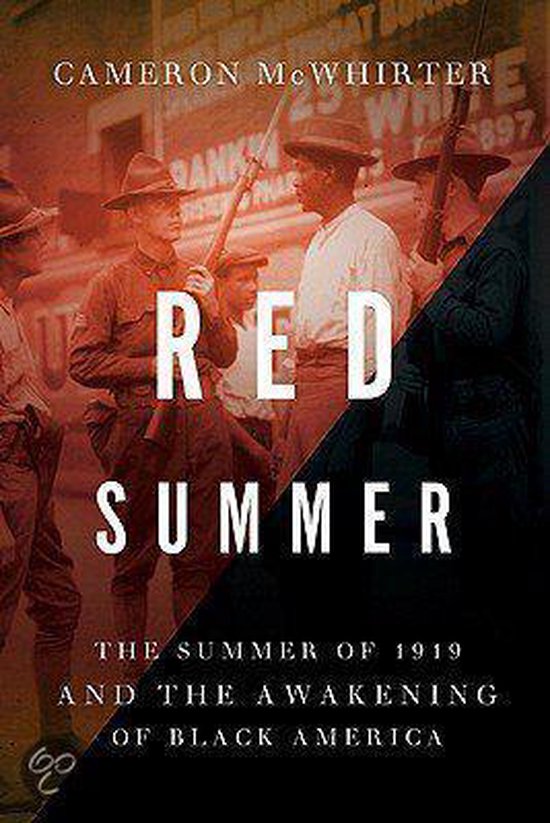 Boekcover met de titel "Red Summer" van Cameron McWhirter, met vier mannen in uniform met geweren.