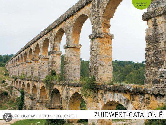 Romeinse aquaduct Pont del Diable met vele bogen tegen een beboste heuvel.