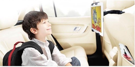 Jongetje kijkt naar tablet in auto, bevestigd aan stoel.