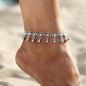 Fashionidea – mooie zilverkleurig enkelband met sierlijke bloembedels