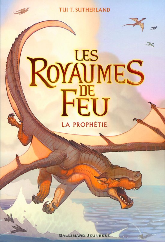 Couverture du livre : Un grand dragon orange aux ailes déployées vole au-dessus de l'eau, avec de petits dragons dans le ciel. Titre : Les Royaumes de Feu. Auteur : Tui T. Sutherland.