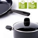 Zwarte GreenPan pan met glazen deksel en koel handvat, met "Gehard Glazen Deksel" en "Koele en Isolerende Greep" iconen.