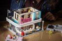 LEGO Creator Expert 10260 Downtown Diner set met roze auto, Diner-logo, vier minifiguren en drie verdiepingen.