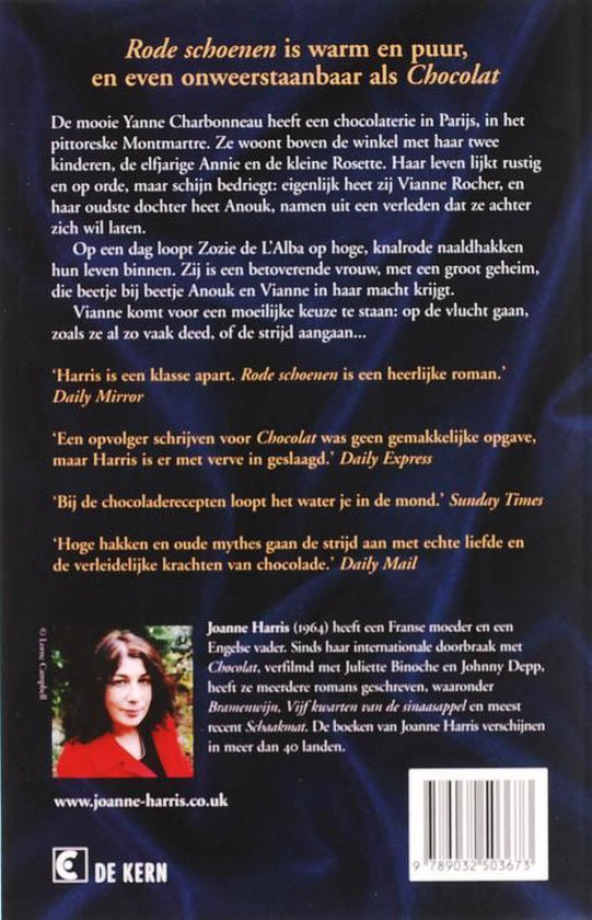 Portret van schrijfster Joanne Harris, met tekst over haar boek "Rode Schoenen".