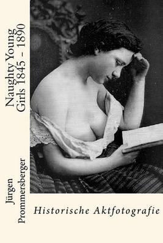 Een jonge vrouw met donker haar, zittend, leest een boek. Ze draagt een lichte jurk met off-shoulder details en een gestreepte rok.