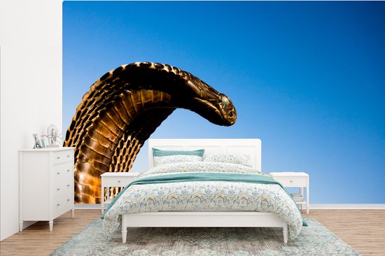 Behang - Fotobehang Cobra slang met een blauwe hemel - Breedte 385 cm x hoogte 240 cm