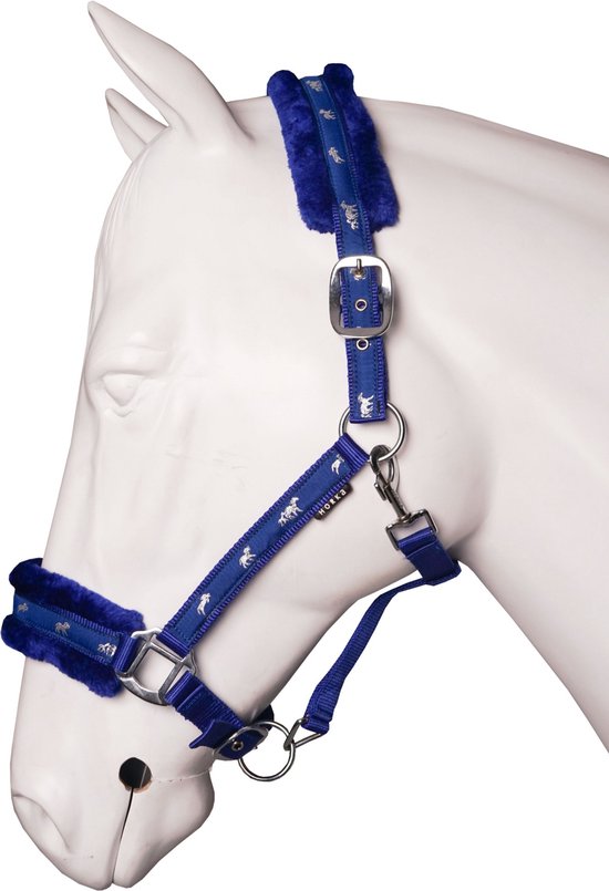 Blauw halster met zilveren paardjesprint en donkerblauwe pluche voering.