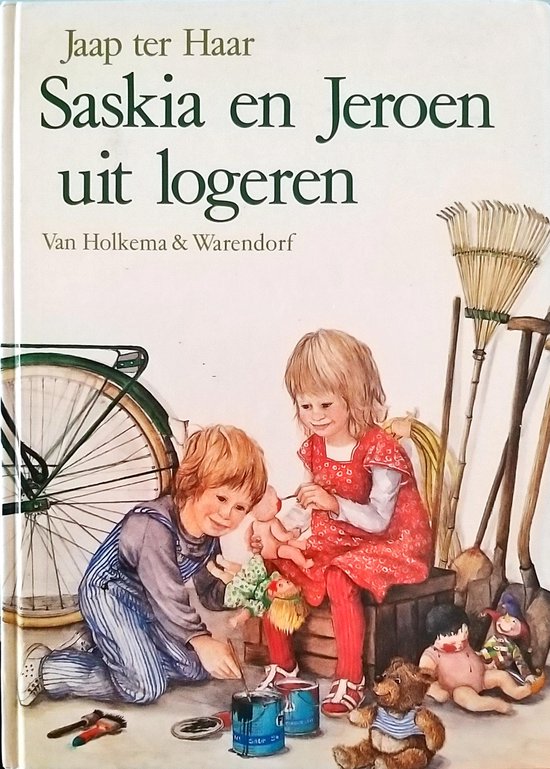 Saskia en Jeroen uit logeren. Twee kinderen met speelgoed, een fiets en tuingereedschap.