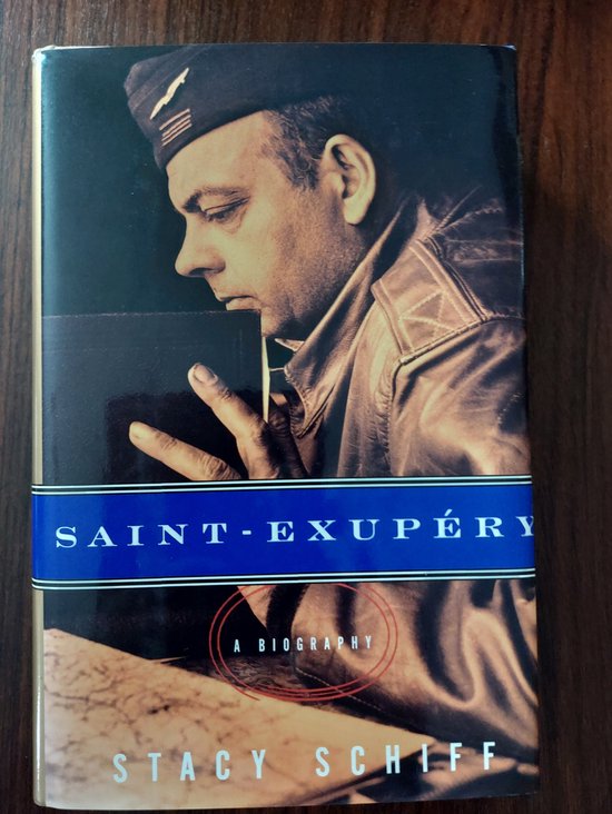Boekcover van "SAINT-EXUPÉRY A BIOGRAPHY" door STACY SCHIFF, met een portret van een man met een pilotenmuts.