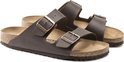 Bruine Birkenstock Arizona slippers met twee banden en koperkleurige gespen.