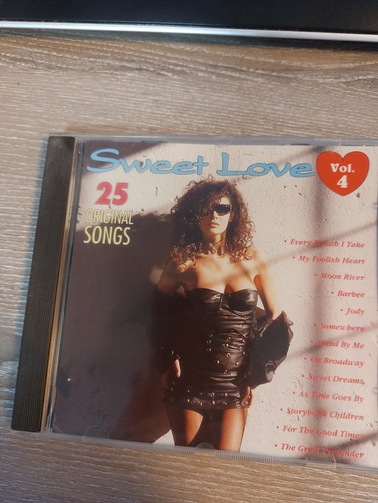 CD hoes met titel 'Sweet Love Vol. 4', 25 originele liedjes. Vrouw met krullend haar in leren outfit.
