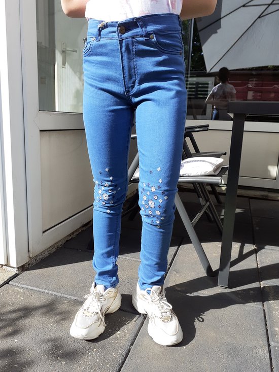 Meisjes jeans met bloemen blauw maat 128/134 | bol.com