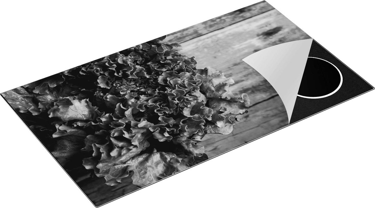 Chefcare Inductie Beschermer Groene Sla op een Houten Achtergrond - Zwart Wit - 90x52 cm - Afdekplaat Inductie - Kookplaat Beschermer - Inductie Mat