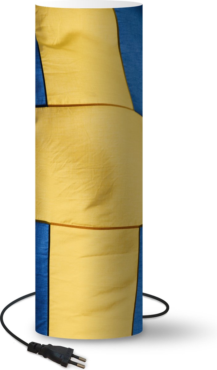 Lamp - Nachtlampje - Tafellamp slaapkamer - Close-up van de vlag van Zweden - 70 cm hoog - Ø22.3 cm - Inclusief LED lamp