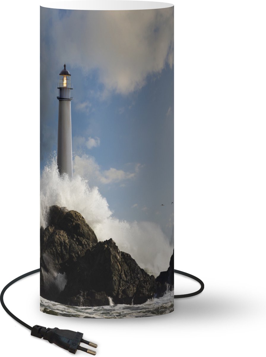 Lamp - Nachtlampje - Tafellamp slaapkamer - Vuurtoren met wilde golven - 33 cm hoog - Ø14.3 cm - Inclusief LED lamp