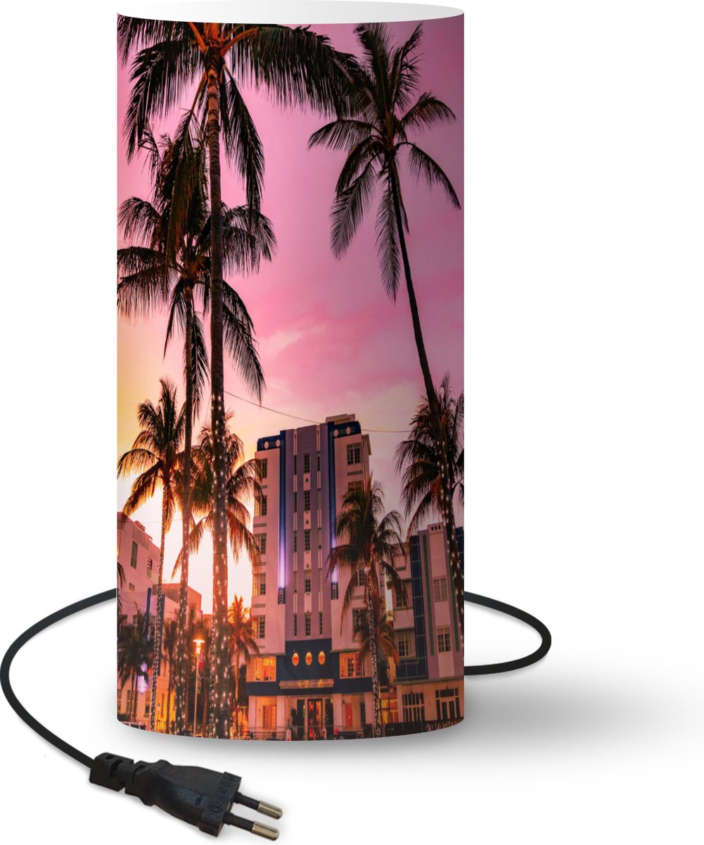 Lamp - Nachtlampje - Tafellamp slaapkamer - South Beach met palmbomen en een gekleurde lucht - 33 cm hoog - Ø15.9 cm - Inclusief LED lamp