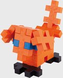 Een oranje Plus-Plus wezen met blauwe ogen en zwarte voeten, staand.