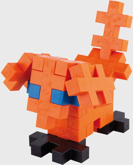 Een oranje Plus-Plus wezen met blauwe ogen en zwarte voeten, staand.